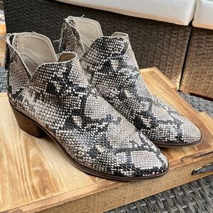 Dolce Vita faux snake skin bootie. 8.5 EUC